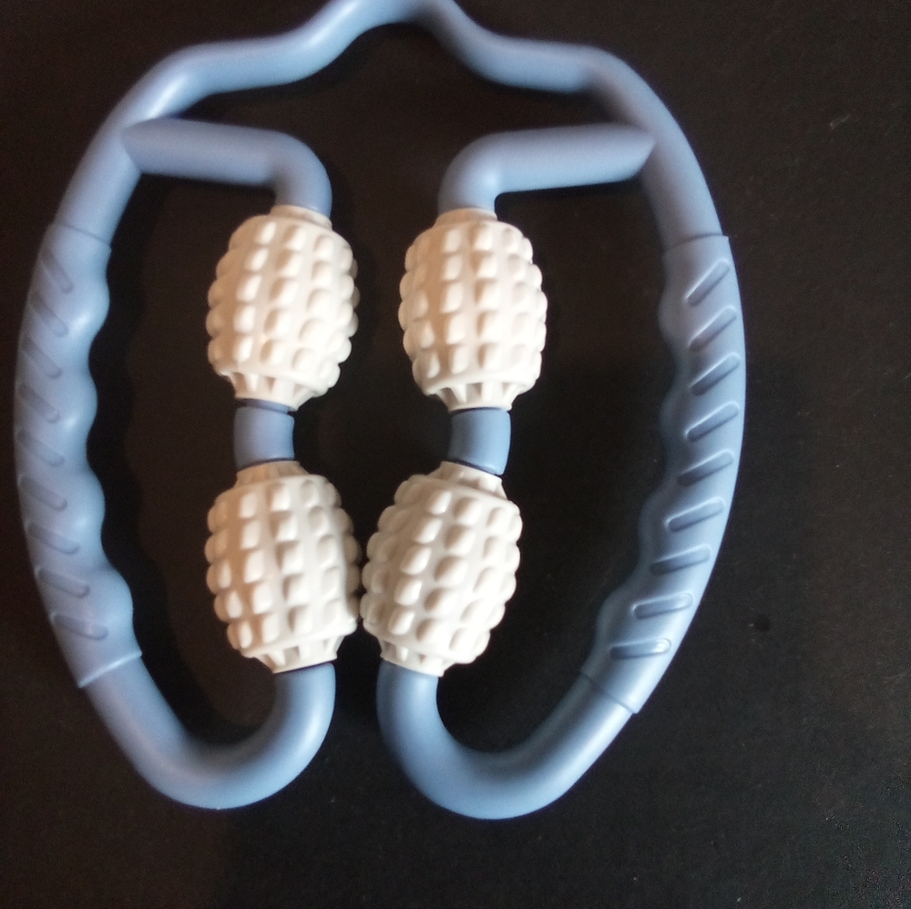 Rolling back massager